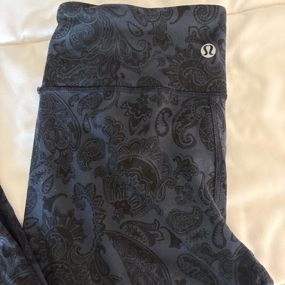 Lululemon Women’s Navy Wunder Under Crop Paisley Inkwell Leggings - Picture 7 of 9